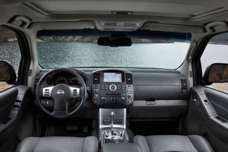 Interno di una Nissan Pathfinder R51 2010 facelift