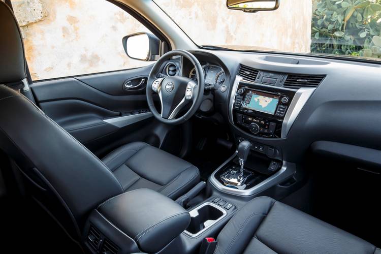 Interno di una Nissan D23 NP300 Navara Double Cab 2015