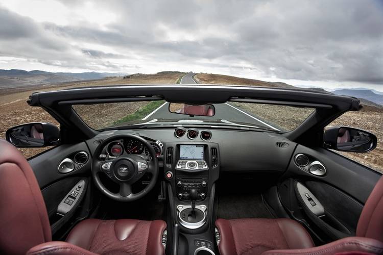 Interno di una Nissan 370Z Z34 Roadster 2009