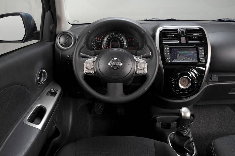 Interno di una Nissan Micra K13 facelift 2013