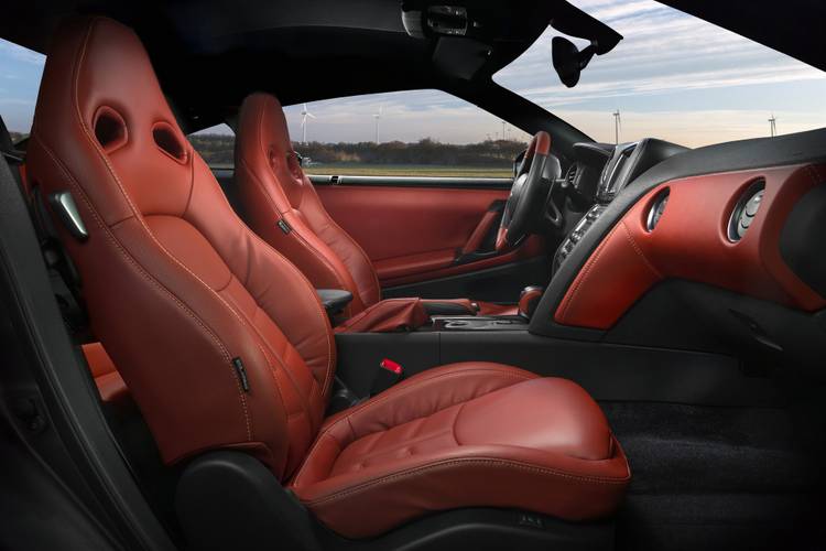 Nissan GT-R R35 facelift 2015 přední sedadla