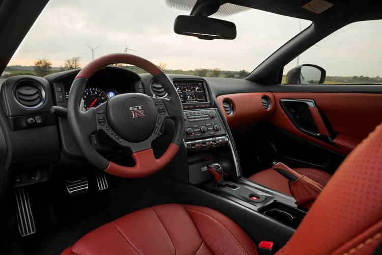 Nissan GT-R R35 facelift 2014 interior