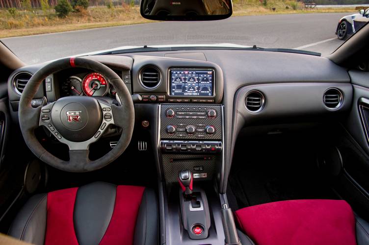 Interno di una Nissan GT-R R35 NISMO facelift 2014