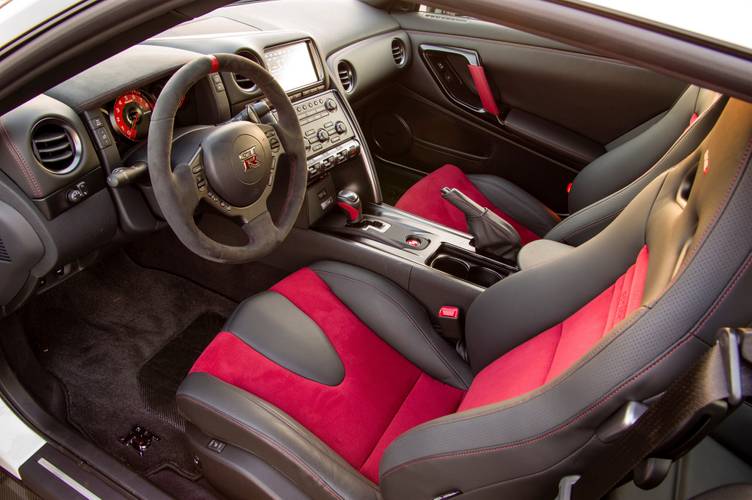 Nissan GT-R R35 NISMO facelift 2015 voorstoelen