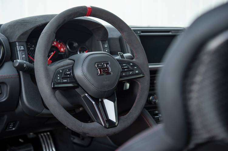 Interno di una Nissan GT-R NISMO R35 facelift 2017