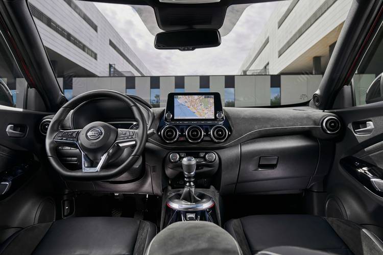 Interno di una Nissan Juke F16 2020