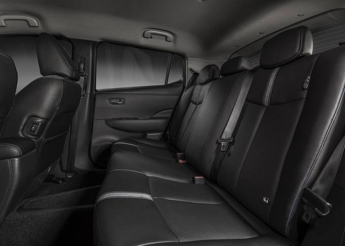 Nissan Leaf ZE1 2019 asientos traseros