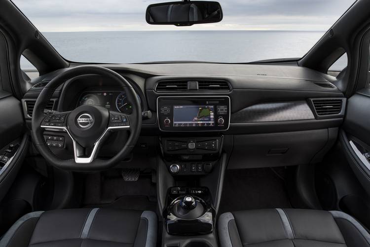 Interno di una Nissan Leaf ZE1 2018