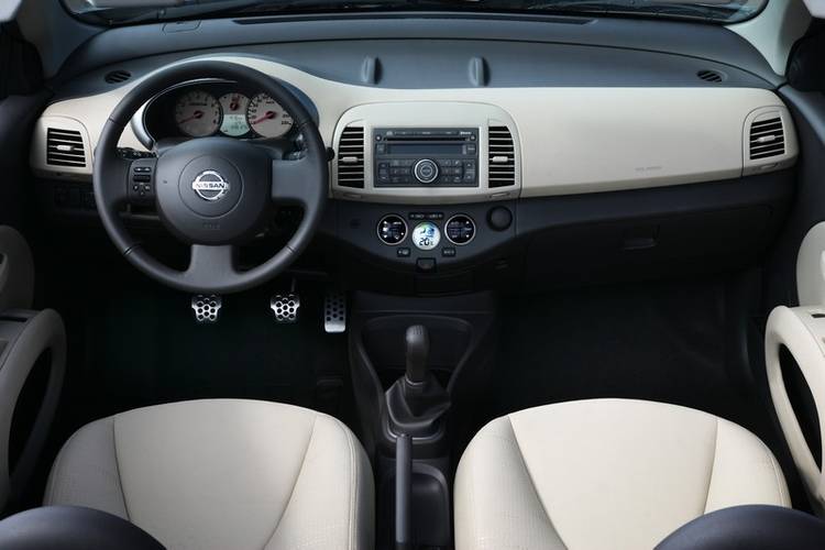 Interno di una Nissan Micra K12C facelift 2007