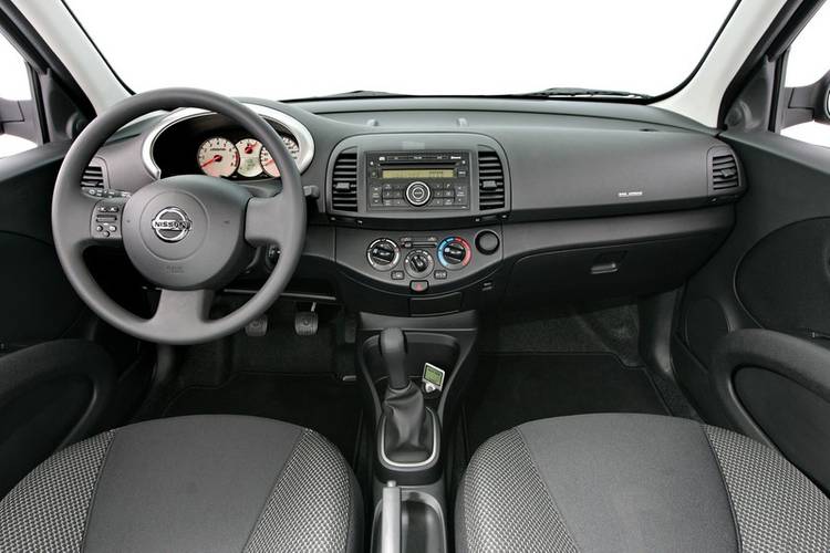 Interno di una Nissan Micra K12C facelift 2008