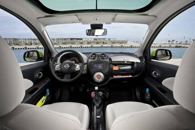 Interno di una Nissan Micra K13 2010