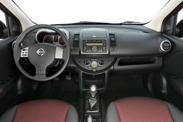 Nissan Note E11 interiér