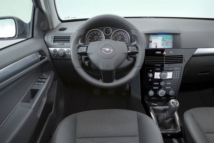 Interno di una Opel Astra H facelift 2007