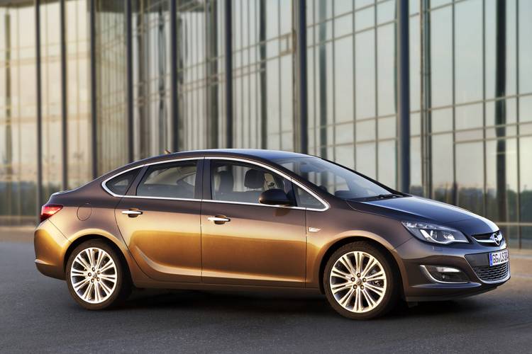 Opel Astra J P10 facelift 2012 limousine