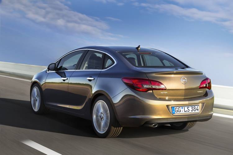 Opel Astra J P10 facelift 2015 sedán