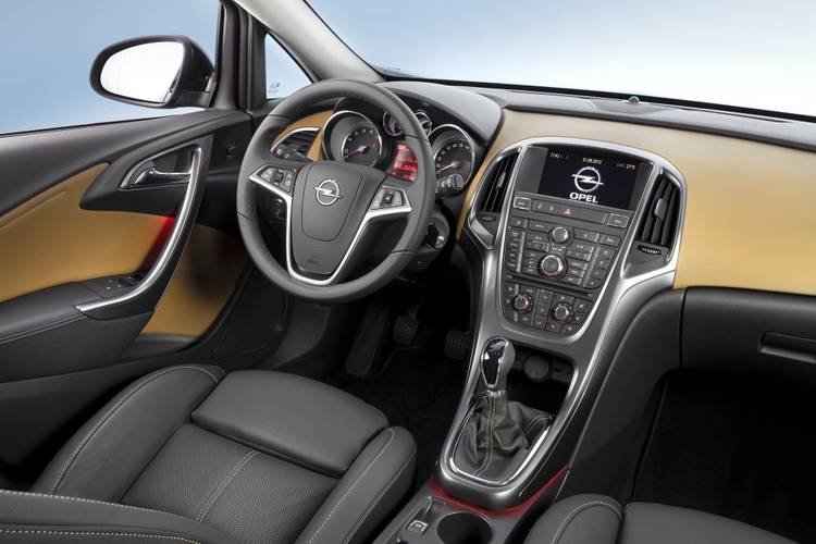 Interno di una Opel Astra J P10 facelift 2012
