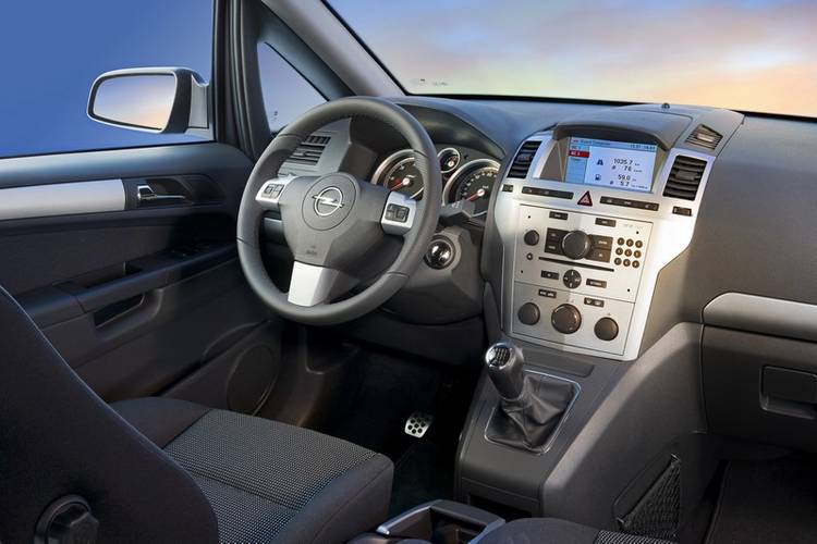 Interno di una Opel Zafira B A05 facelift 2010