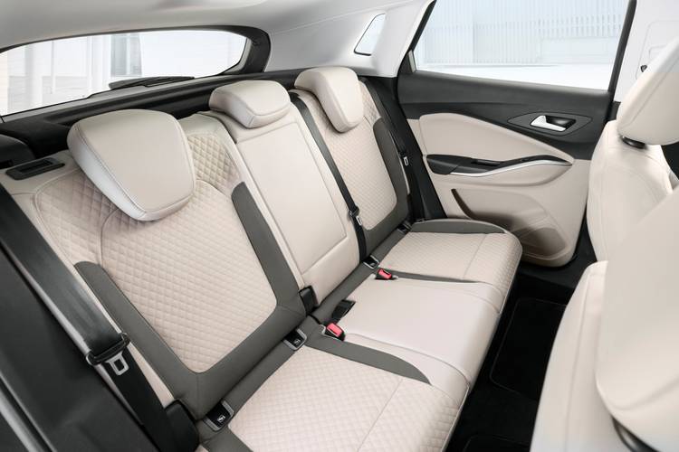 Opel Grandland X 2019 rear seats