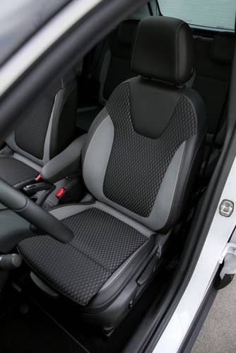 Opel Crossland X 2018 front seats