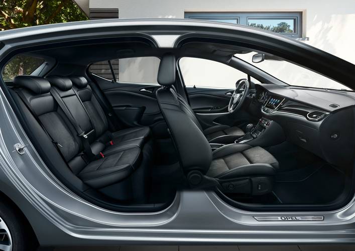 Opel Astra K B16 facelift 2020 assentos traseiros