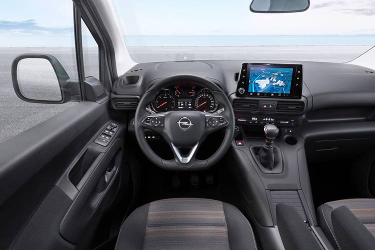 Interno di una Opel Combo Life E 2019