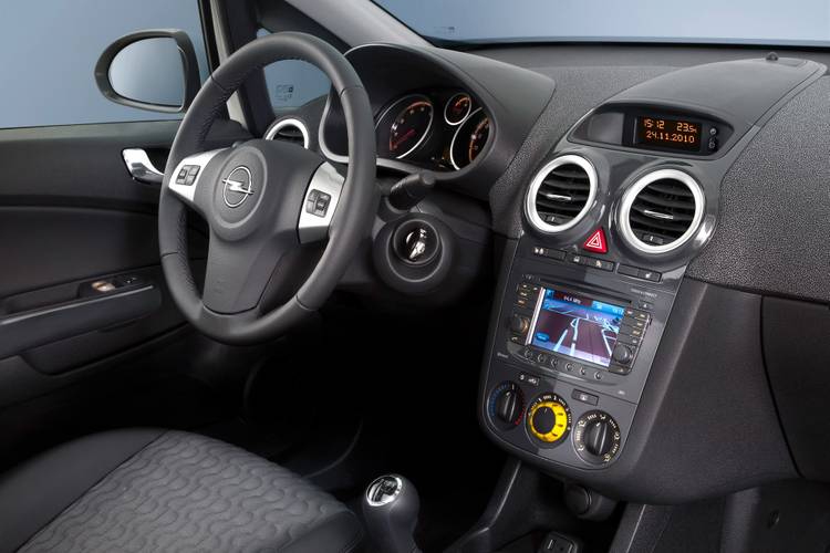 Interno di una Opel Corsa D S07 facelift 2011