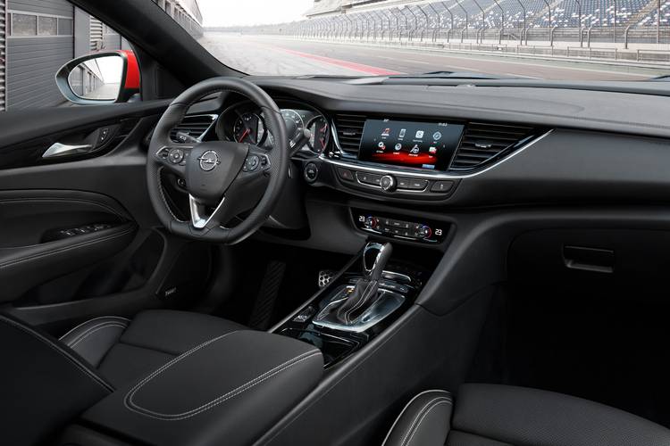 Interno di una Opel Insignia Grand Sport GSI Z18 2017