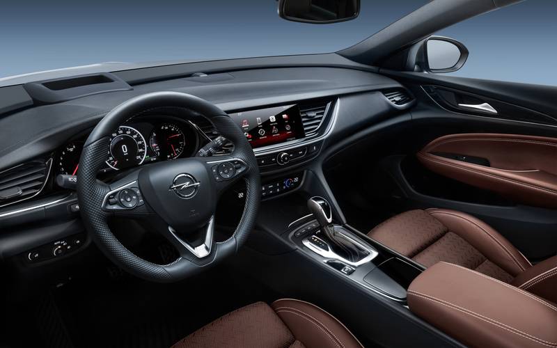 Interno di una Opel Insignia Grand Sport Z18 2017