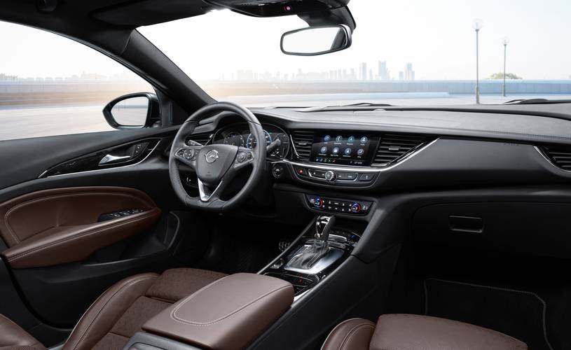 Interno di una Opel Insignia Z18 Sports Tourer facelift 2020