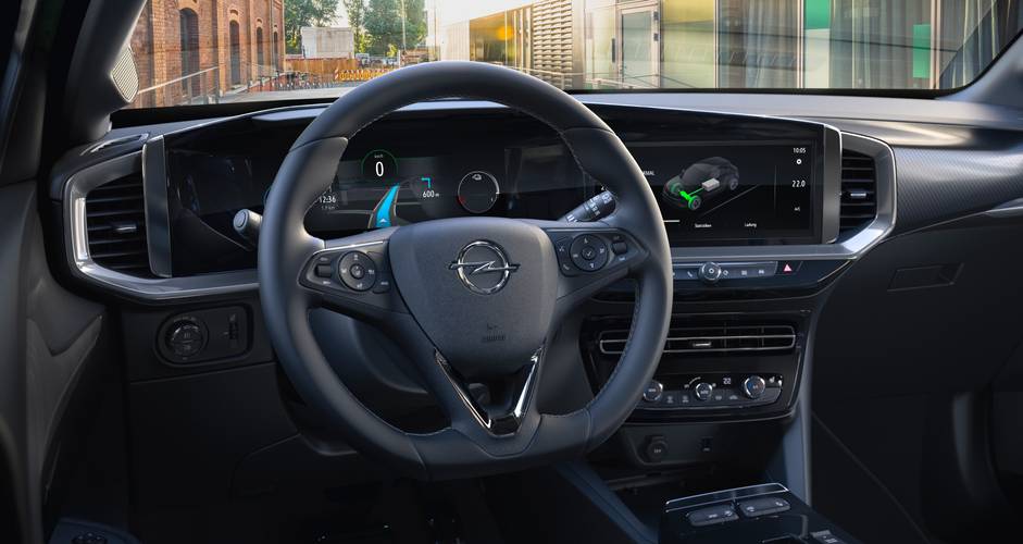 Interno di una Opel Mokka-e 2022