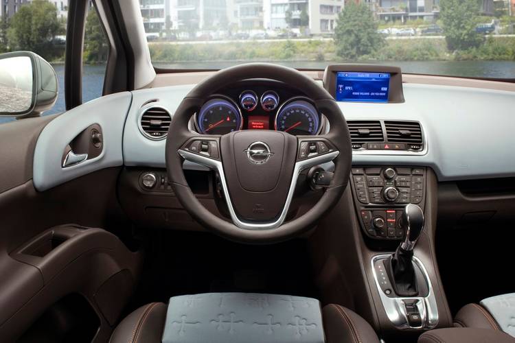 Interno di una Opel Meriva B 2010