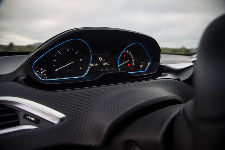 Interno di una Peugeot 2008 A94 facelift 2017