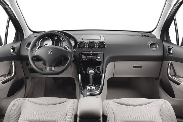 Interno di una Peugeot 308 T7 facelift 2011