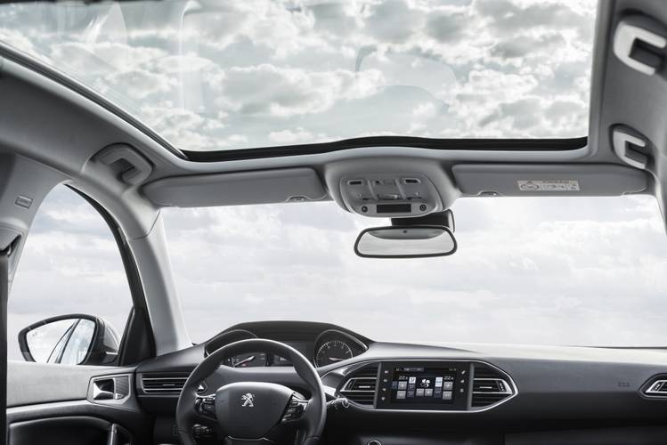 Interno di una Peugeot 308 T9 2015