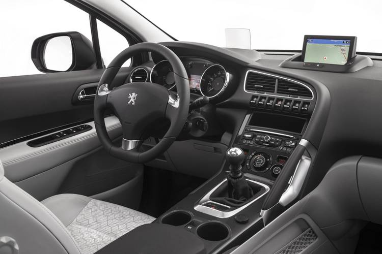 Interno di una Peugeot 3008 T8 facelift 2013