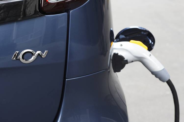 Peugeot iOn 2012 aufladen
