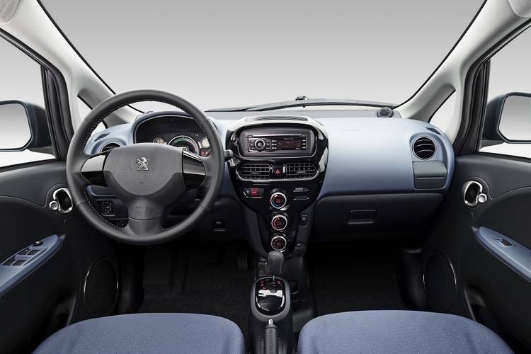 Interno di una Peugeot iOn 2010