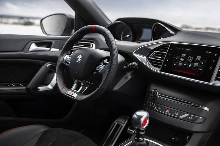 Interno di una Peugeot 308 T9 GTi facelift 2017