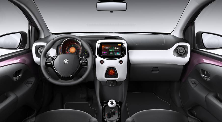 Interno di una Peugeot 108 2014