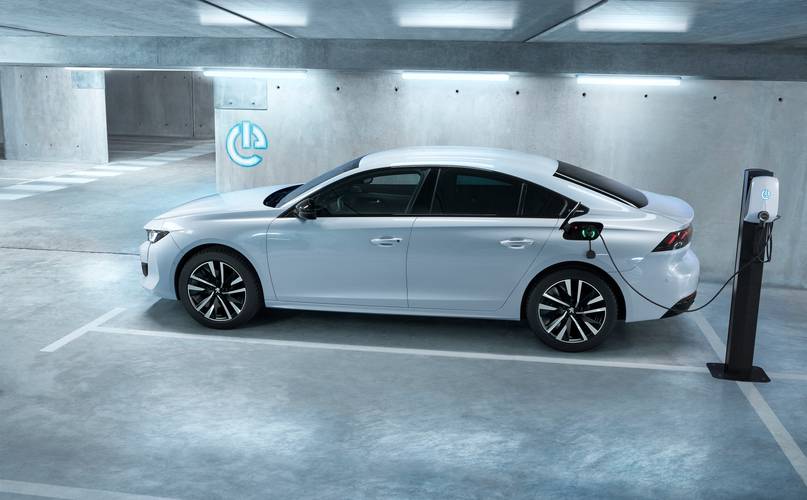 Peugeot 508 2019 aufladen