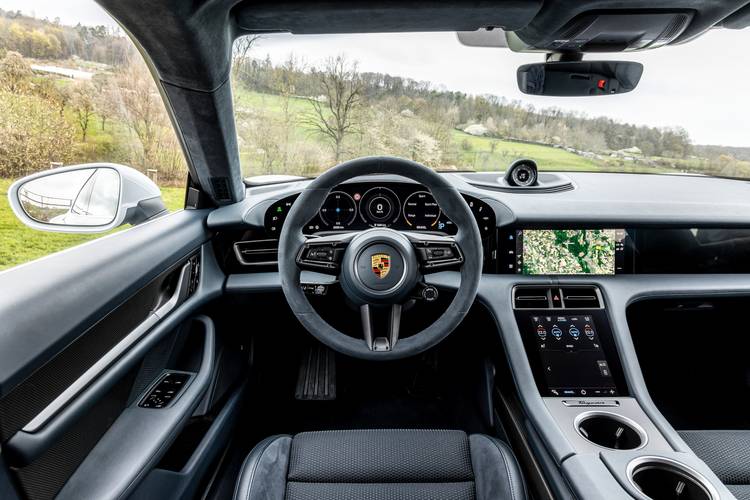 Interno di una Porsche Taycan Cross Turismo 2021