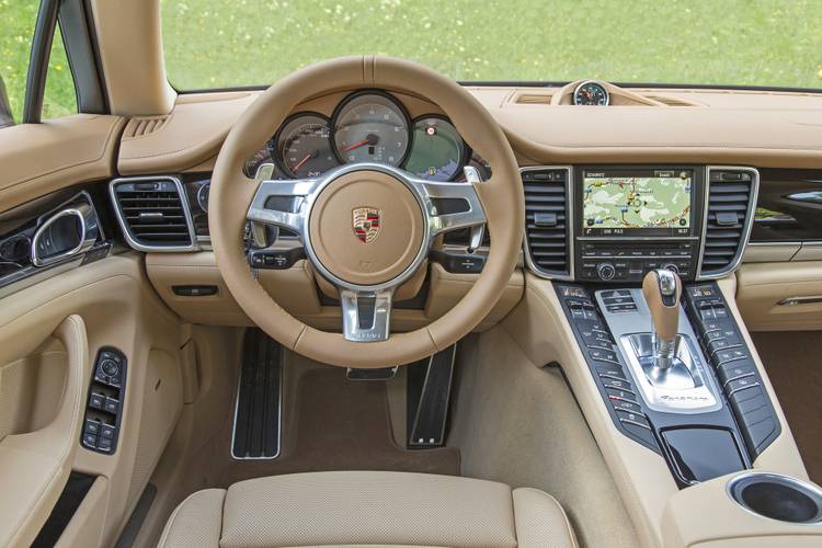 Interno di una Porsche Panamera S 970 facelift 2013