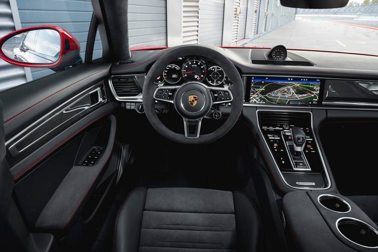 Interno di una Porsche Panamera GTS 971 2019