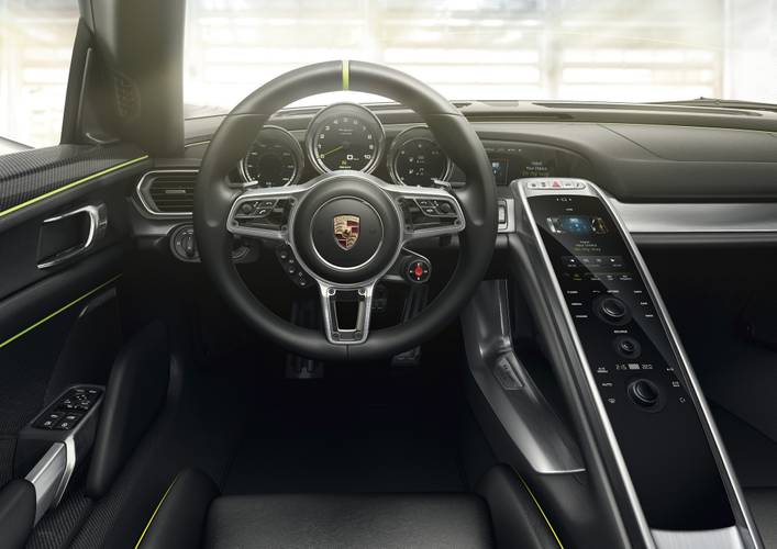 Interno di una Porsche 918 Spyder 2013