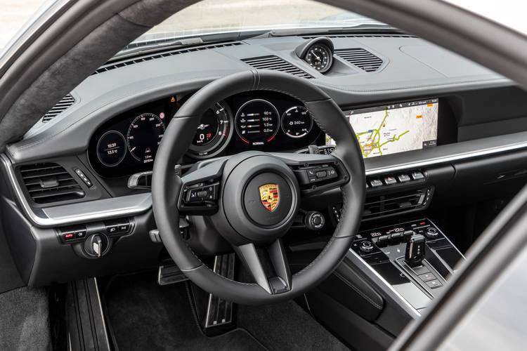 Interno di una Porsche 911 992 Carrera S 2019