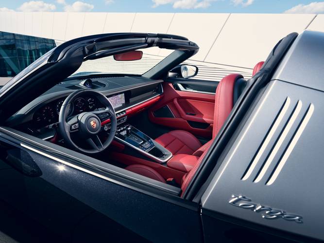 Interno di una Porsche 911 992 Targa S 2021