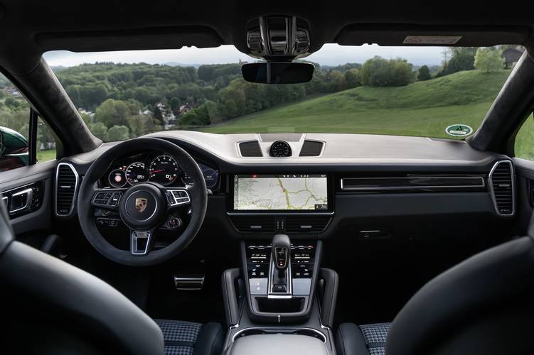 Interno di una Porsche Cayenne Coupe Turbo 9Y0 2020