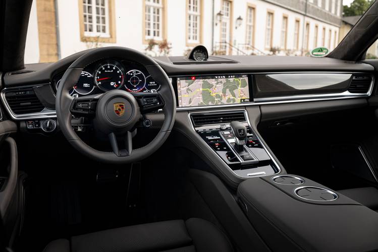 Interno di una Porsche Panamera 971 facelift 2021