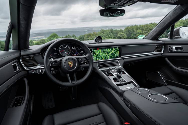 Interno di una Porsche Panamera 971 Sport Turismo facelift 2021