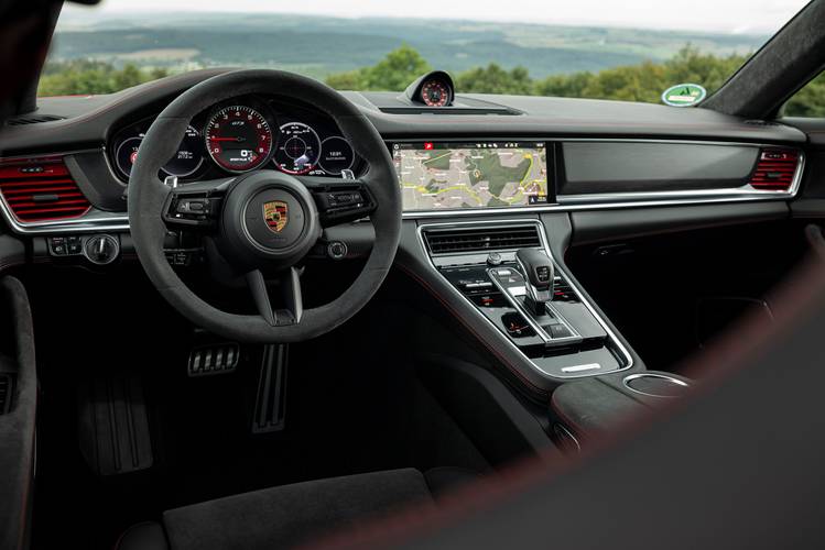 Interno di una Porsche Panamera GTS 971 facelift 2021